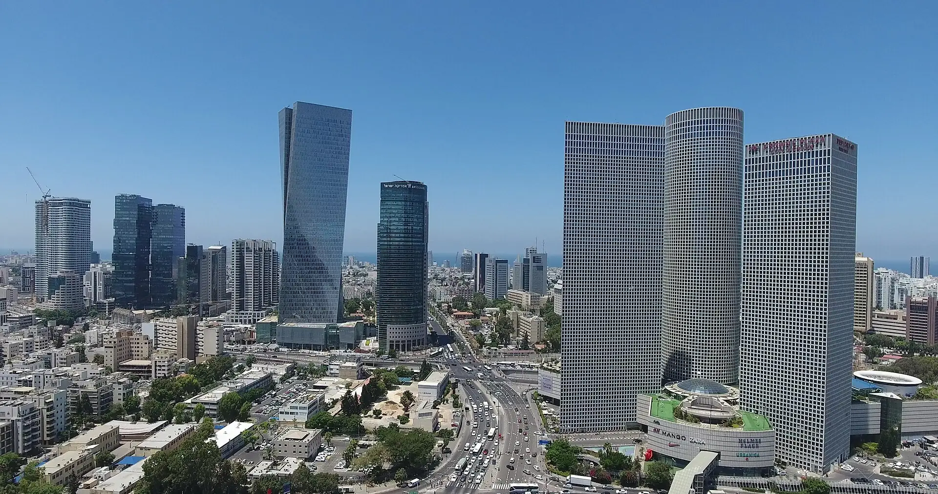 מגדלי המשרדים של תל אביב ביום בהיר