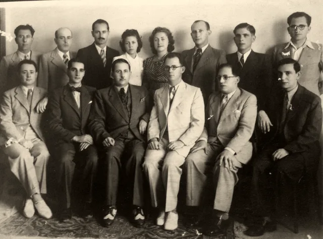 עובדי משרד פלמן את פלמן בשנת 1934, בתמונה קבוצתית: שורה יושבת ושורה עומדת
